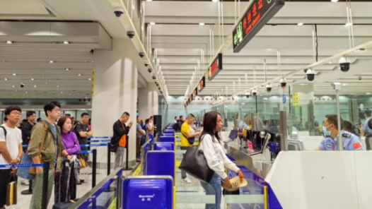 昆明长水国际机场迎“五一”出境游客流高峰
